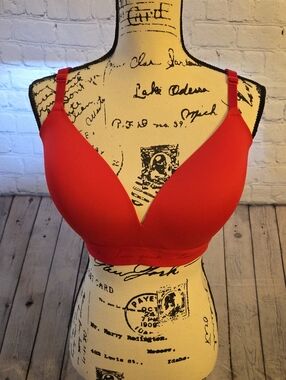 PINK Victoria's Secret Wear Everywhere Wireless Pushup Size 38DD NWT